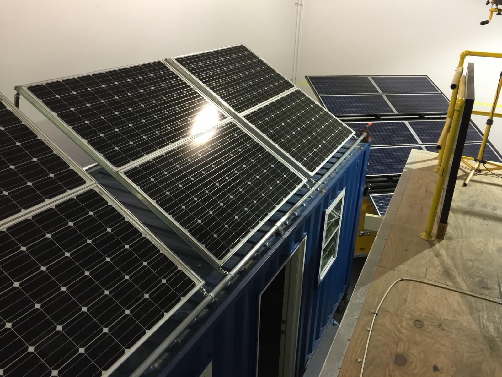 Unidad móvil de energía solar con paneles montados sobre un contenedor, en ensamblaje en taller